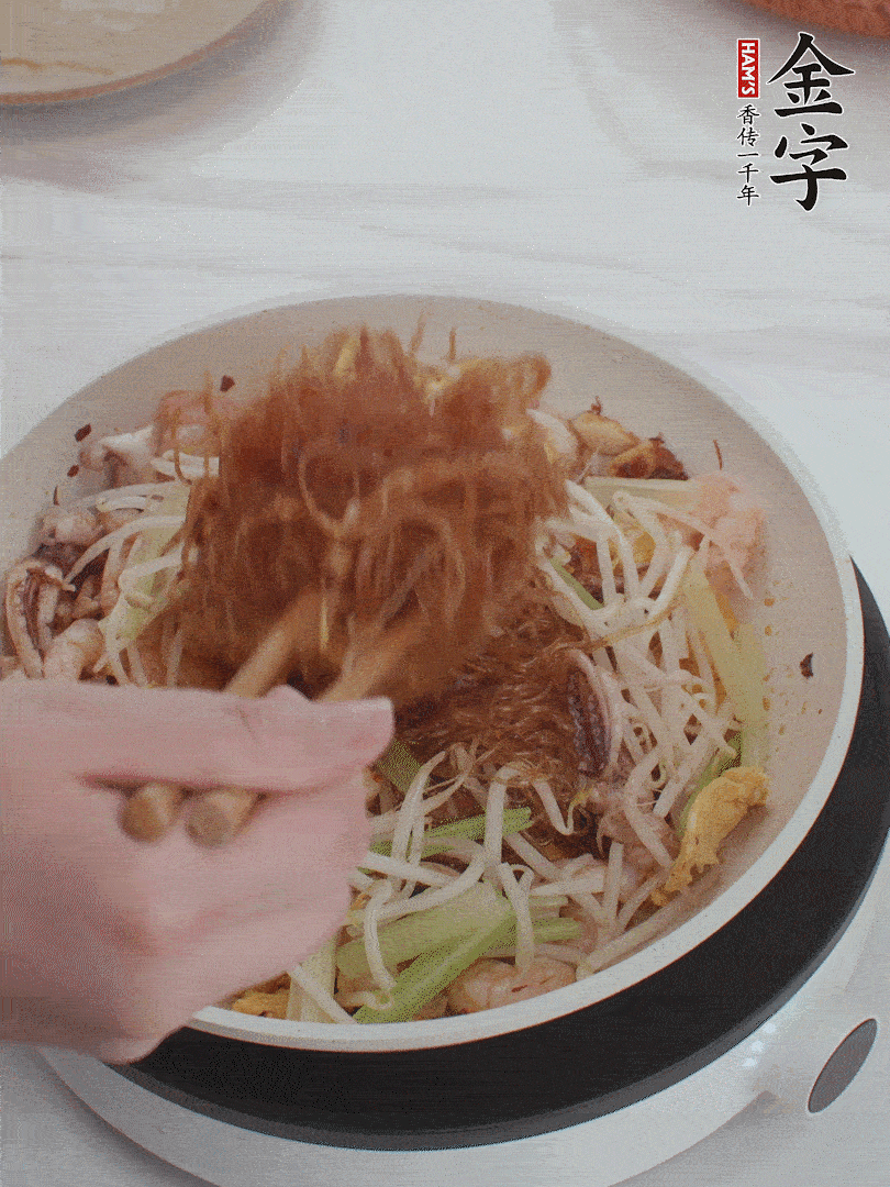 放焯好水的香芹、豆芽翻炒挑松。