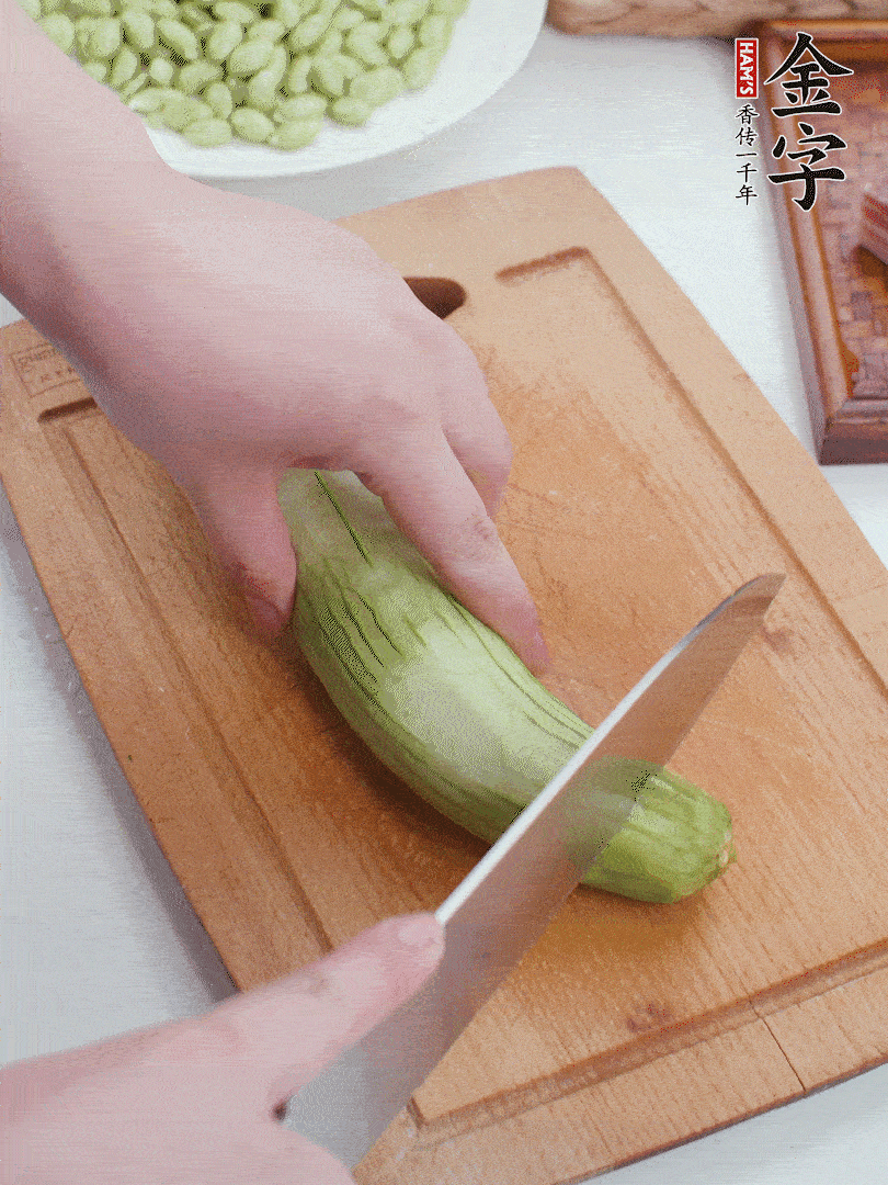 絲瓜去掉外皮，去掉兩端，切成滾刀塊。