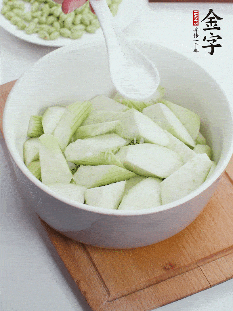 水中加1勺鹽浸泡，防止變黑。