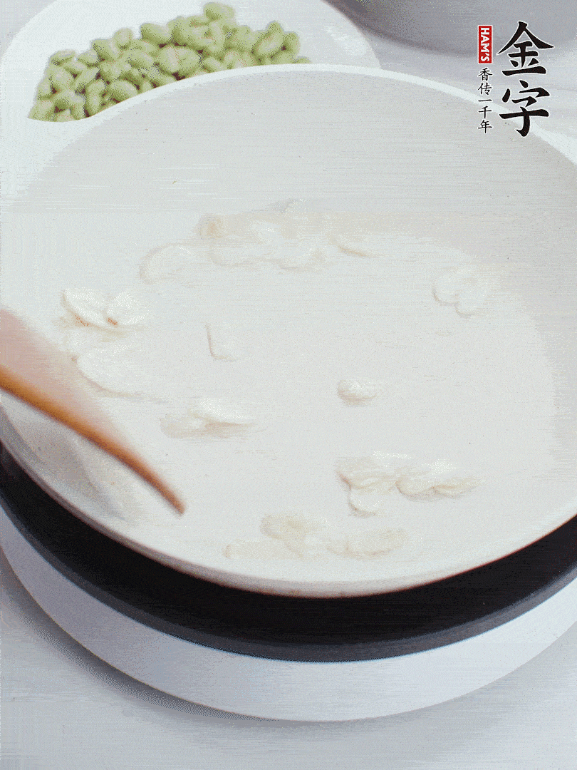 金字淡咸肉煮15分鐘，撈出切片。油5成熱時，蒜末、咸肉爆香。