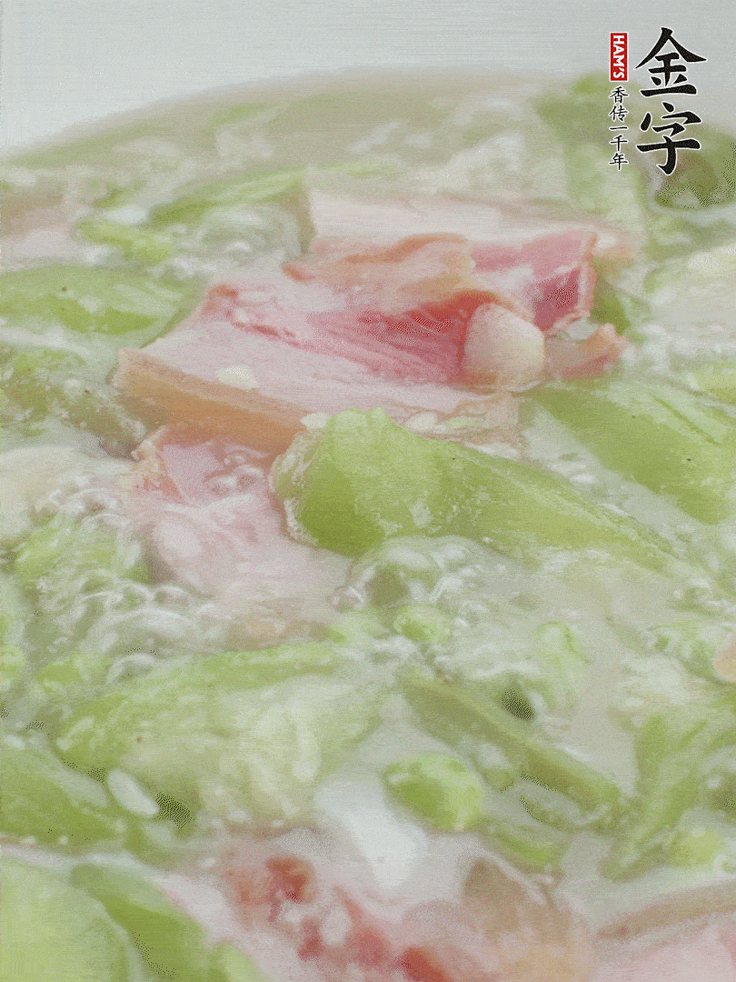 加一點熱水、白胡椒粉、雞精翻炒1分鐘。