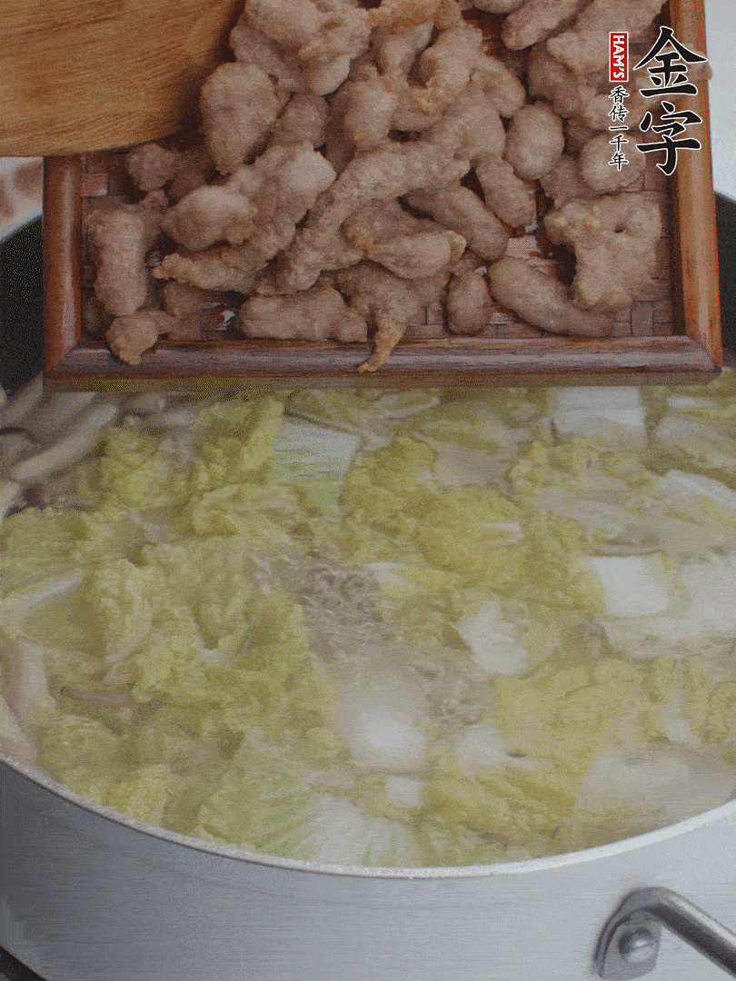 水開后煮10分鐘，下娃娃菜、小酥肉煮3分鐘。