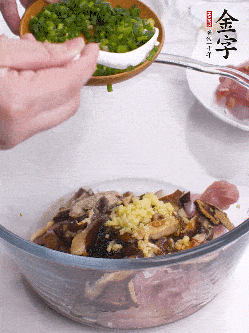 雞肉、香菇混合，加清水1/3杯、料酒1勺、蠔油1勺、鹽1勺、糖1/4勺、白胡椒1/4勺、食用油1勺、香油1/4勺、姜末、蔥花，攪拌均勻腌制2小時。