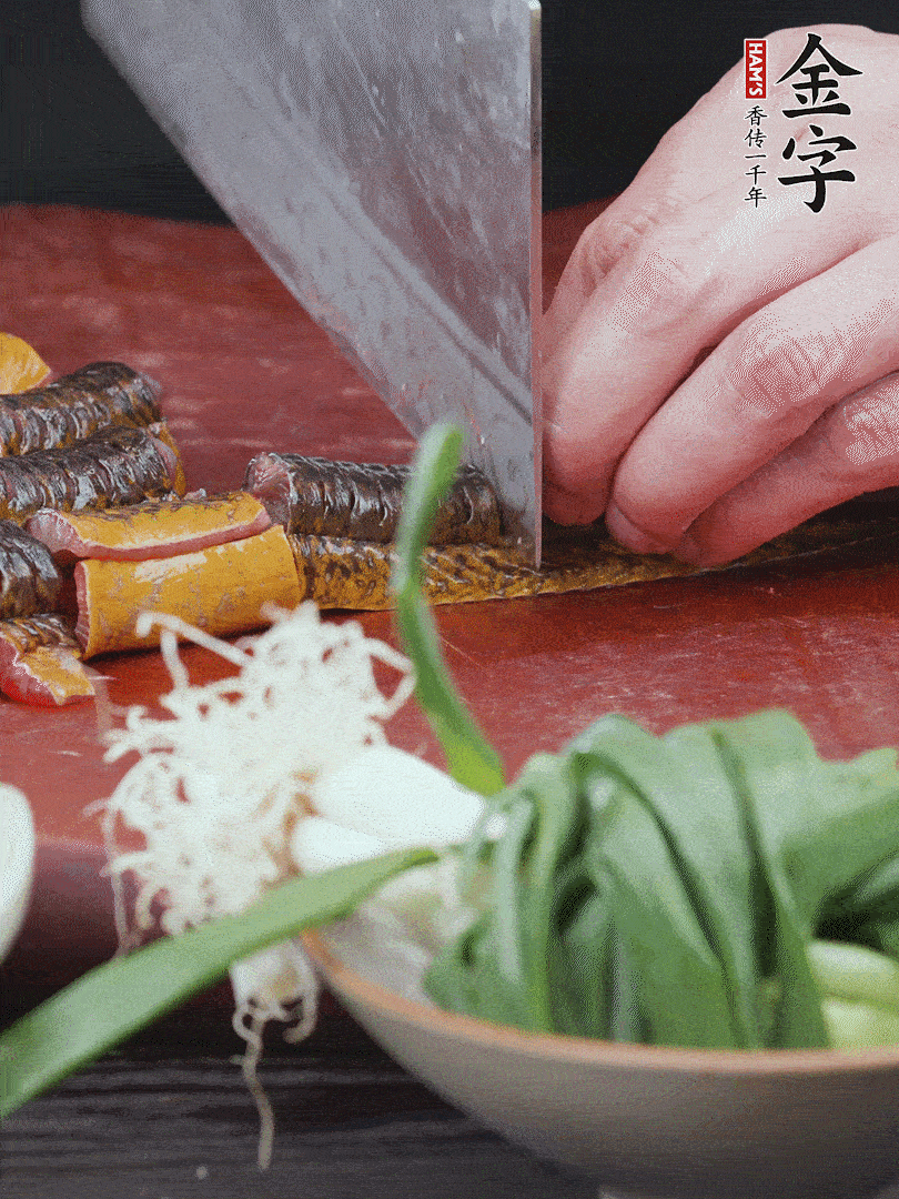 黃鱔去內臟洗凈，切花刀斬段。沸水下鍋，加黃酒焯水去血沫。