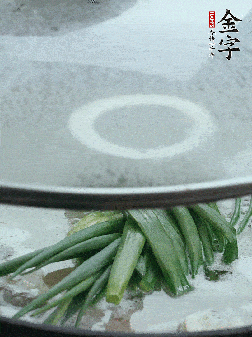 加蔥結去腥，大火開后中火燒20分鐘。