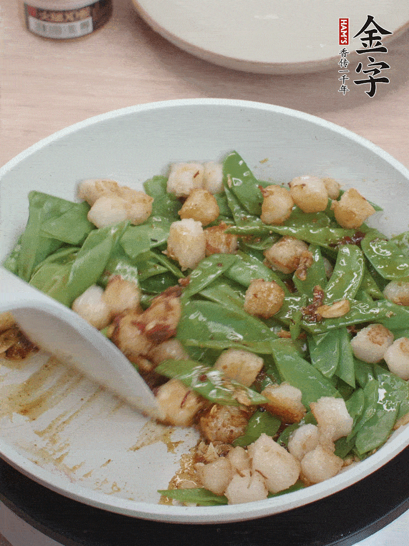 下甜豆莢、鮮貝輕輕翻炒均勻。