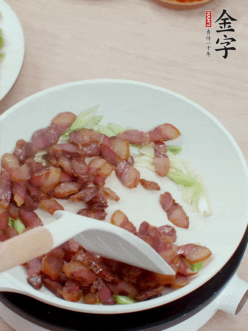 鍋中少許油，姜、蒜白爆香，下臘肉煸出油脂。