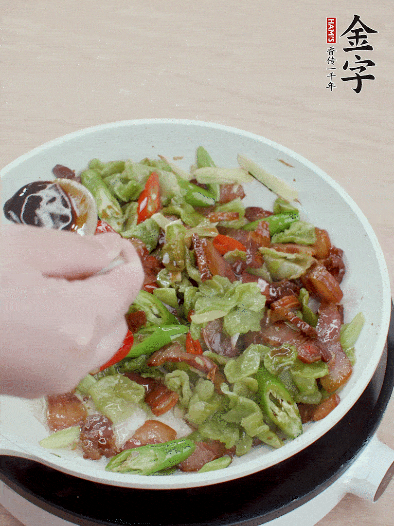 2勺生抽調(diào)味，最后撒蒜葉。