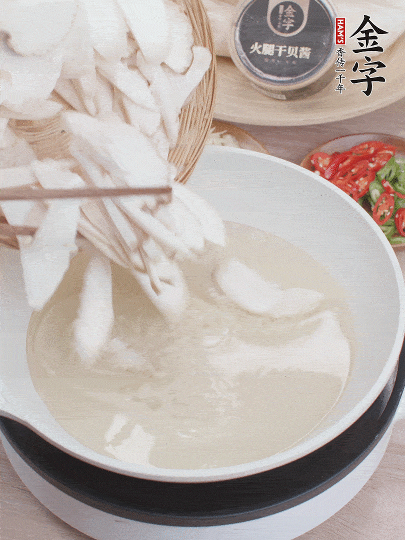 杏鮑菇切成片，油溫7層熱炸2分鐘。