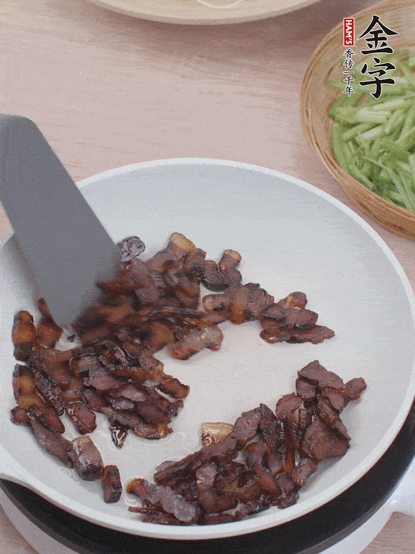 起鍋熱油，煸香醬油肉。