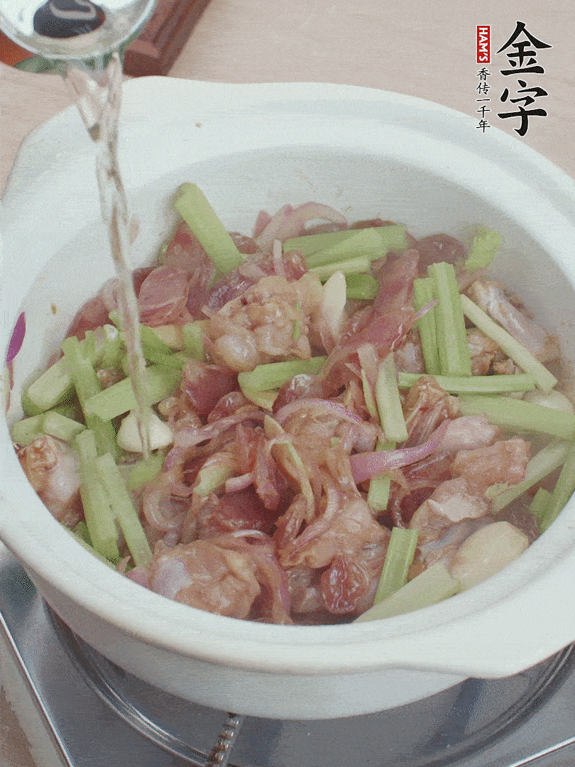 牛蛙變色后，淋點啤酒，加蓋后調(diào)小火燜10分鐘。