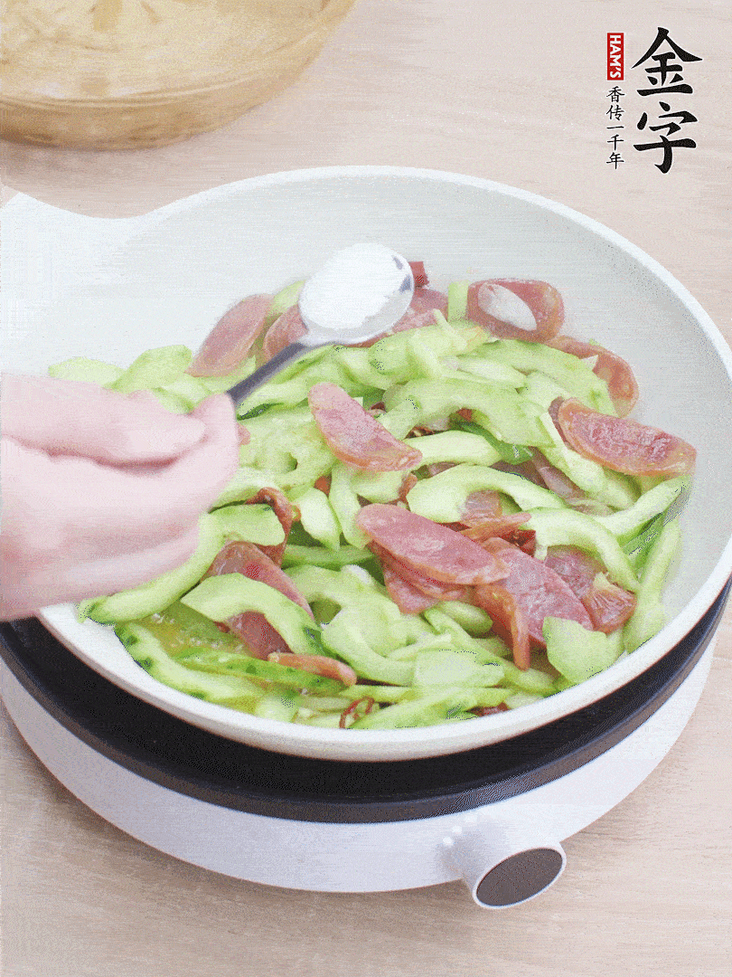 淋點(diǎn)開水，半勺白糖、1勺生抽調(diào)味。