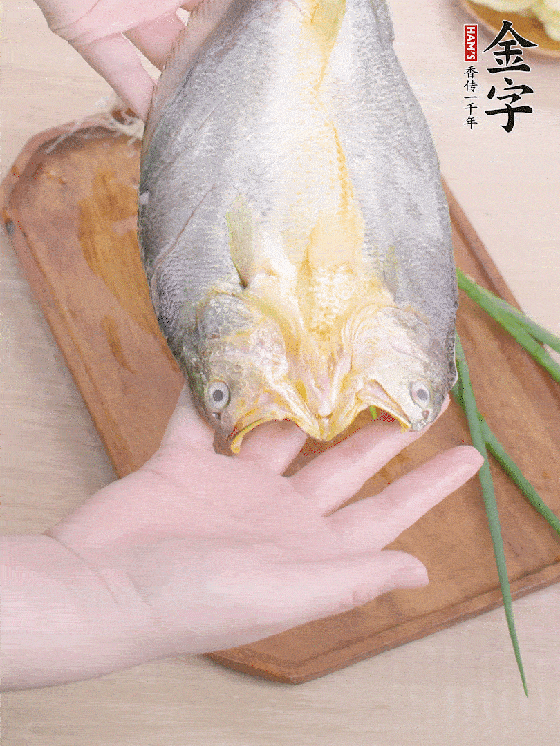 黃魚背部開刀，洗凈切花刀。適量鹽涂抹魚身兩面。