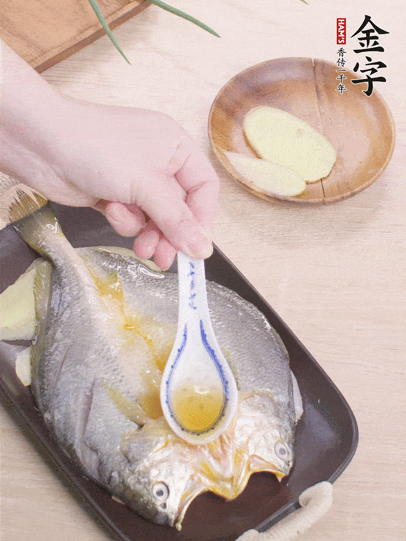 盤底鋪姜片，放黃魚，淋2勺料酒。