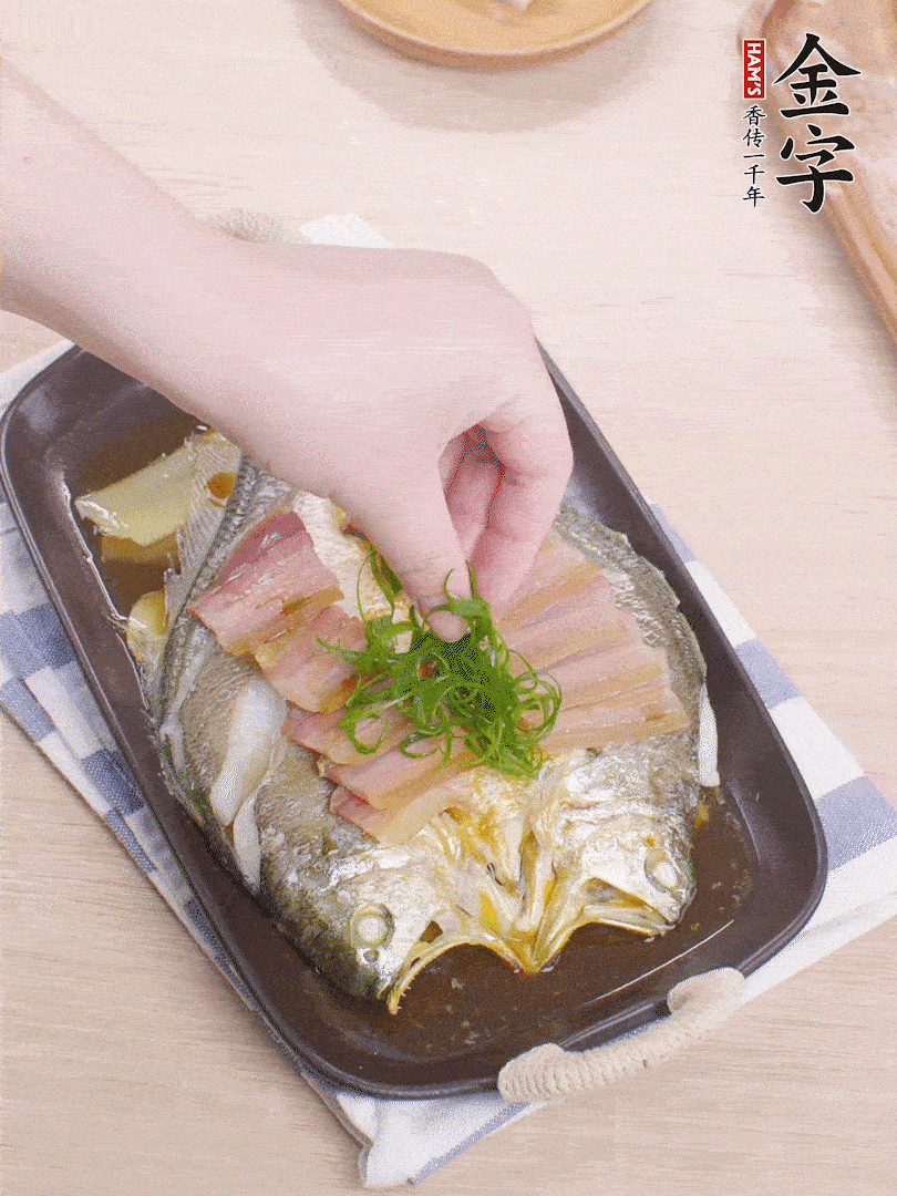 取出姜蔥，淋2勺蒸魚豉油，擺蔥絲。