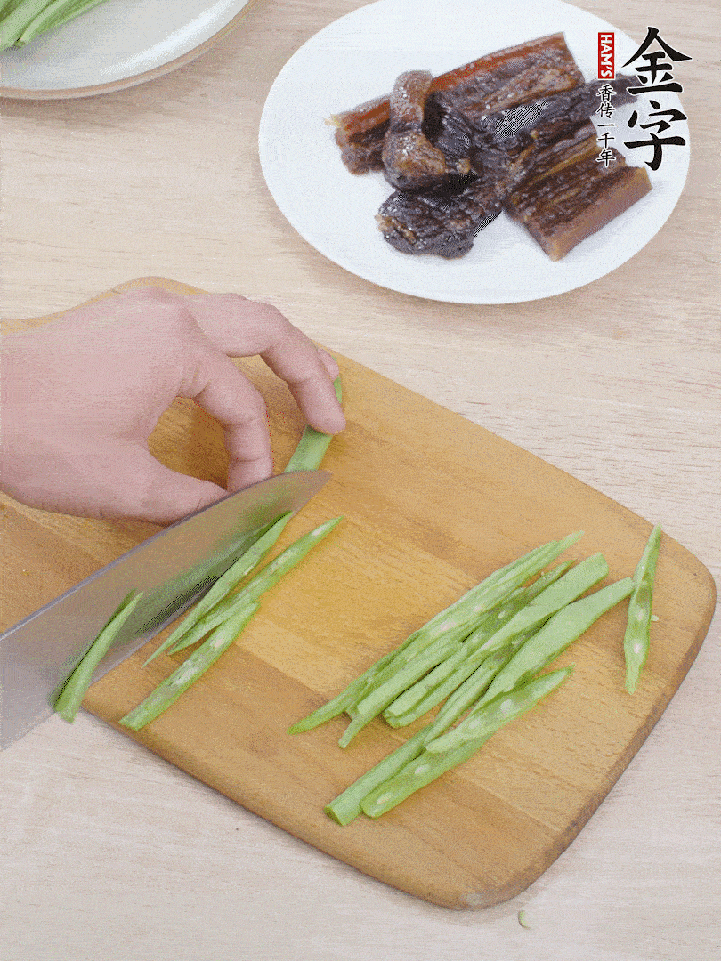 四季豆切絲。