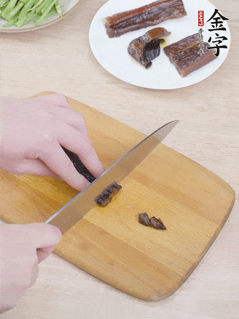 提前煮好的金字醬油肉切片。
