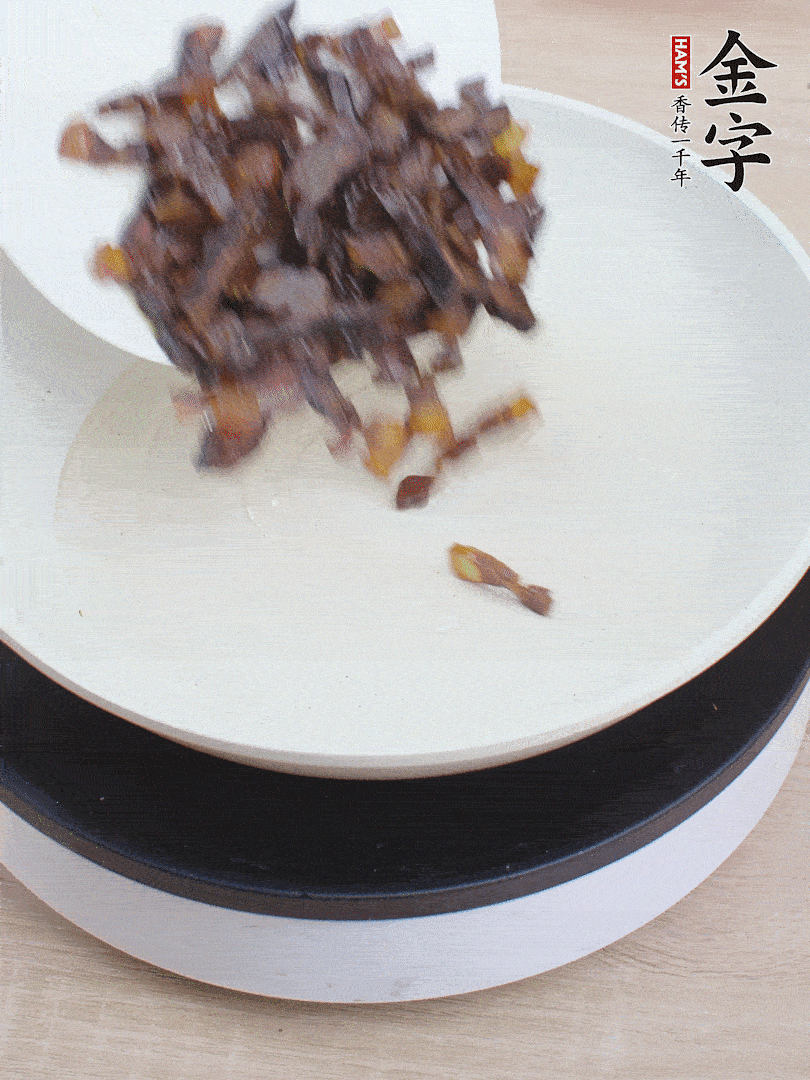 油熱倒醬油肉，編出香味。