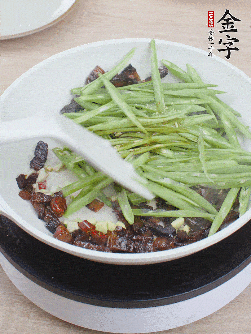 下豆角，生抽、雞精調味，炒到斷生。