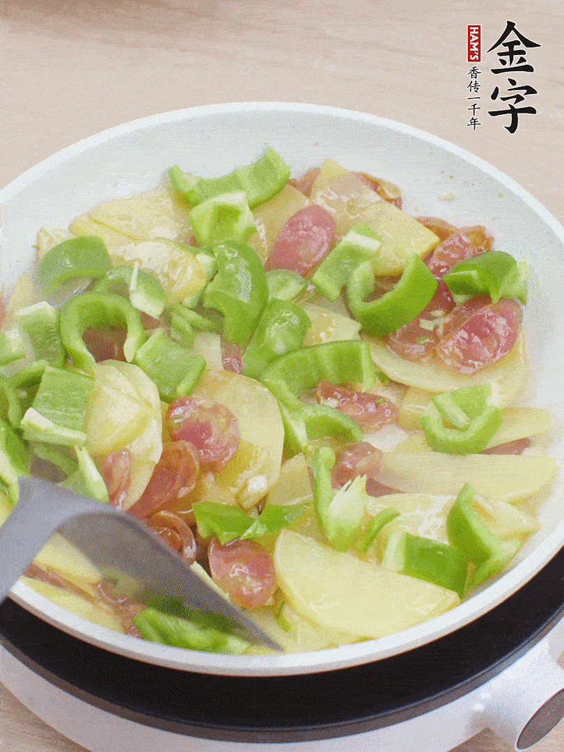 下辣椒翻炒1分鐘。