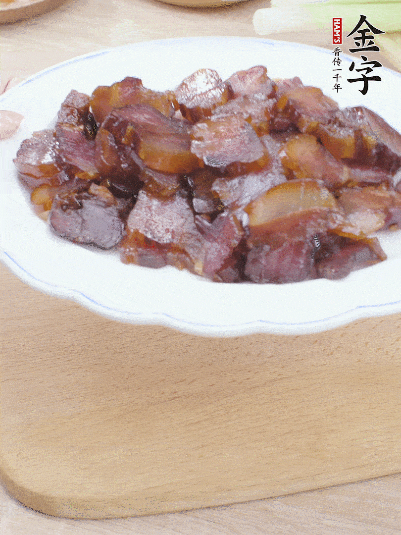 金字醬油肉水煮15分鐘，切薄片。
