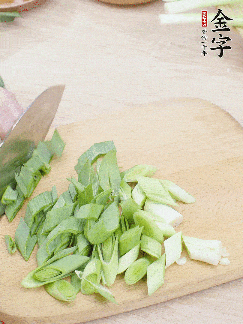 青蒜切段。（蒜白可以拍一下，再斜著切）