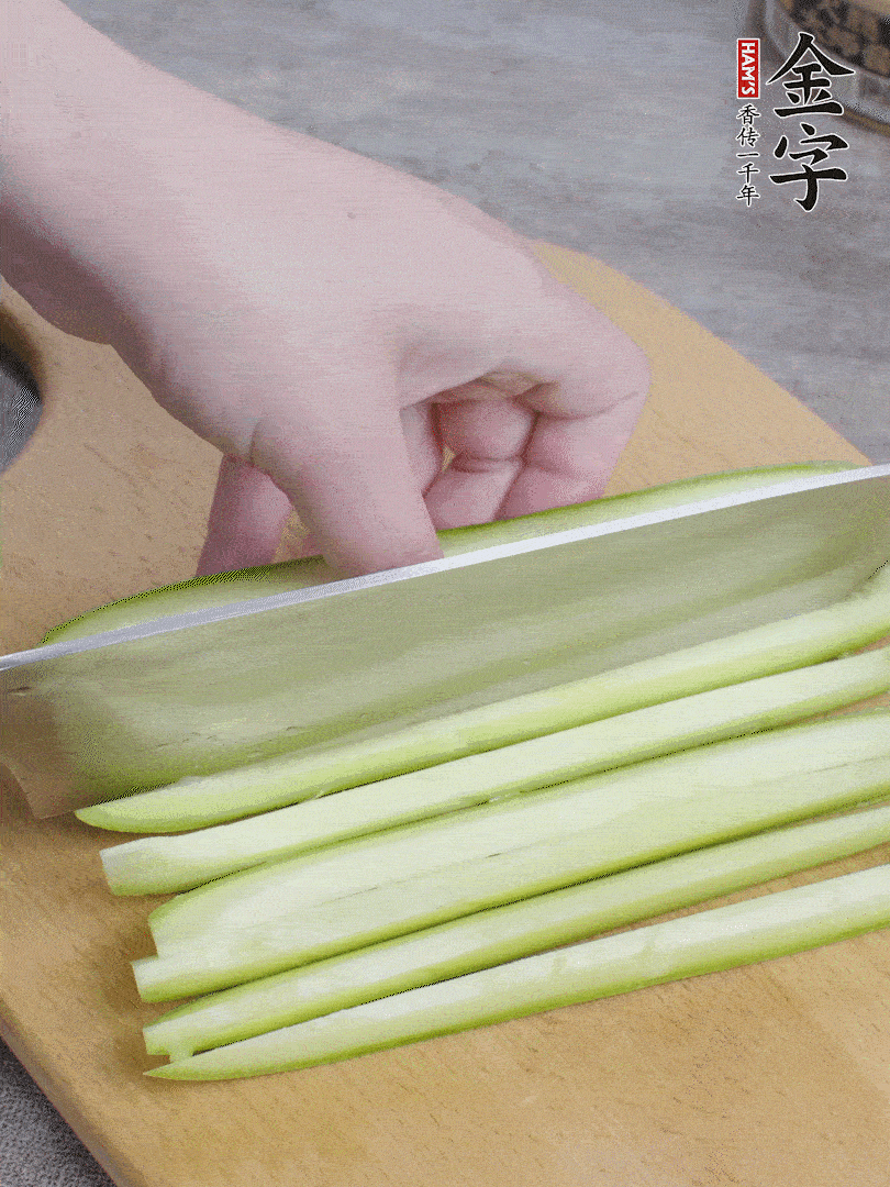 西葫蘆對(duì)半切，去瓤切條。