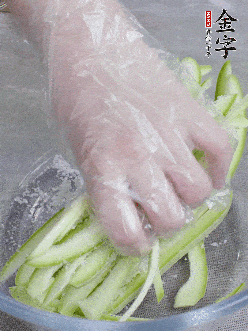 加鹽腌制15分鐘，清洗后擠干水份。