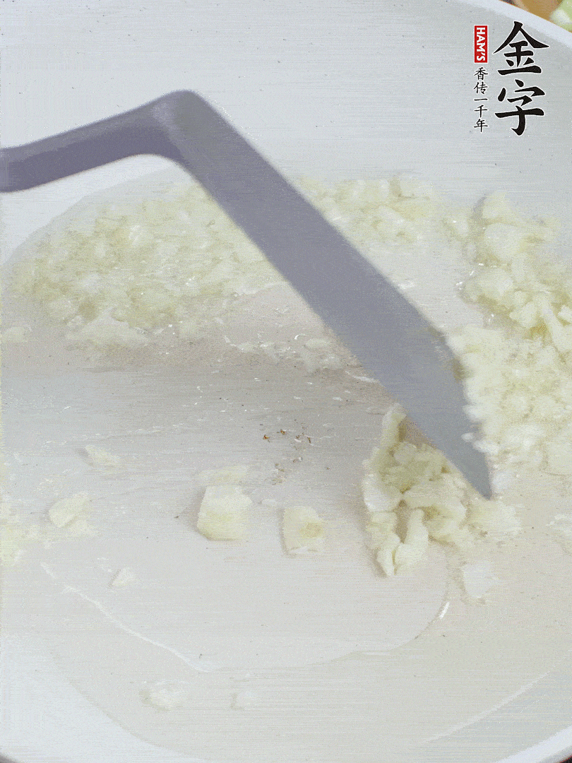 冷鍋熱油，下大蒜煎至兩面微黃。