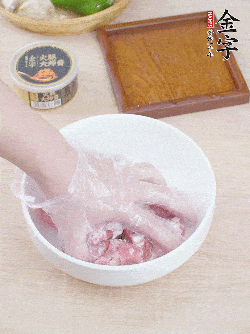 豬小排，加1勺料酒、1勺蠔油、1/3勺白胡椒粉、淀粉，抓拌均勻腌漬30分鐘。青椒去蒂去籽切塊。洋蔥去皮切塊。