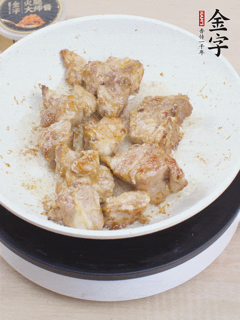 油4成熱，下小排煎炒至邊緣微微發(fā)焦。