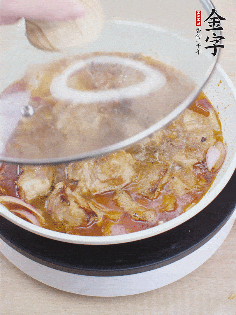 下小排翻炒，加1勺生抽、1點(diǎn)白砂糖和少許水燜2分鐘。