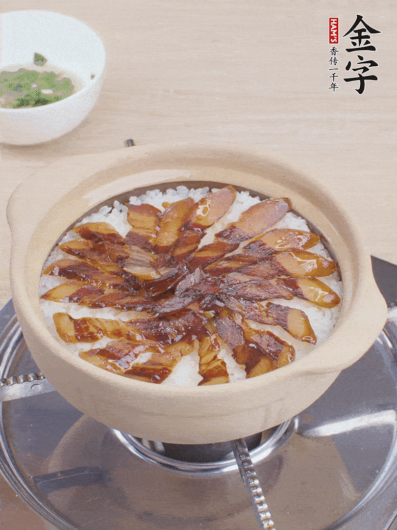 快收水時(shí)，鋪醬油肉，鍋邊淋點(diǎn)油，轉(zhuǎn)動(dòng)砂鍋，燜煮2分鐘。