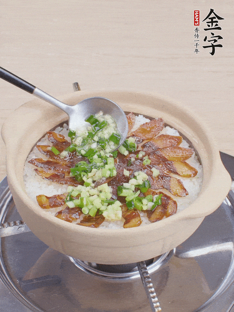 倒蔥姜醬再燜1分鐘。（也可以淋點(diǎn)生抽）