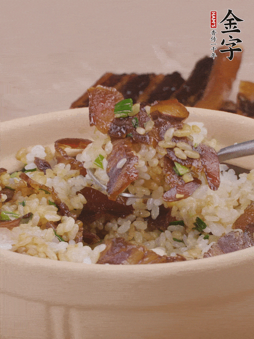 揭蓋后撒點(diǎn)蔥花裝飾，趁熱拌勻。