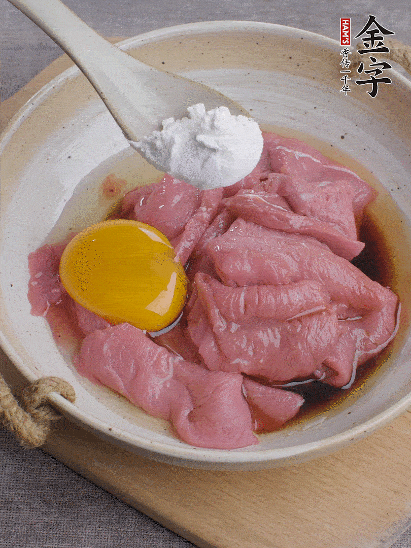 牛肉切片，雞蛋1個(gè)、水2勺、料酒1/2勺、生抽1/2勺、生粉1勺腌15分鐘。