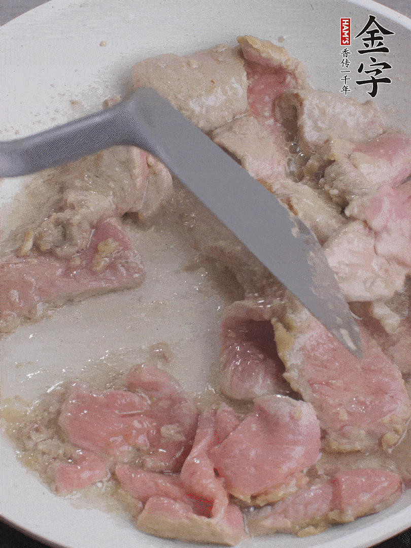 鍋中少油，下牛肉炒至變色。（盛出來）