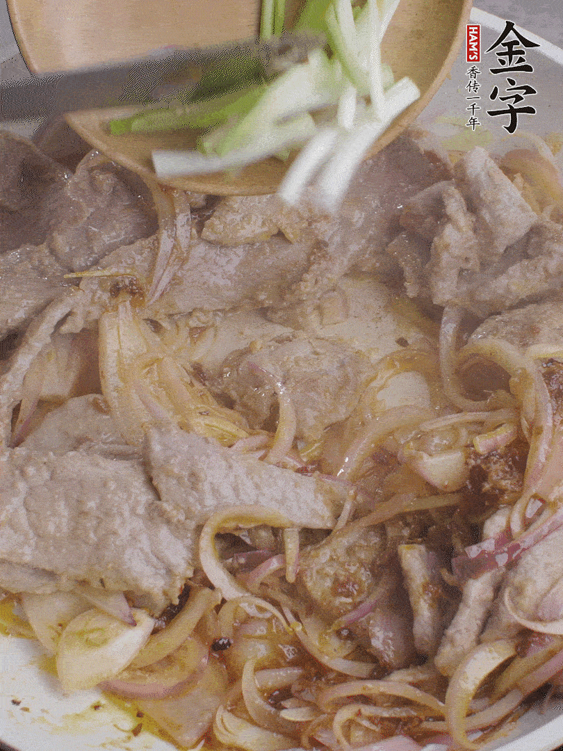 下牛肉、蔥段快炒。