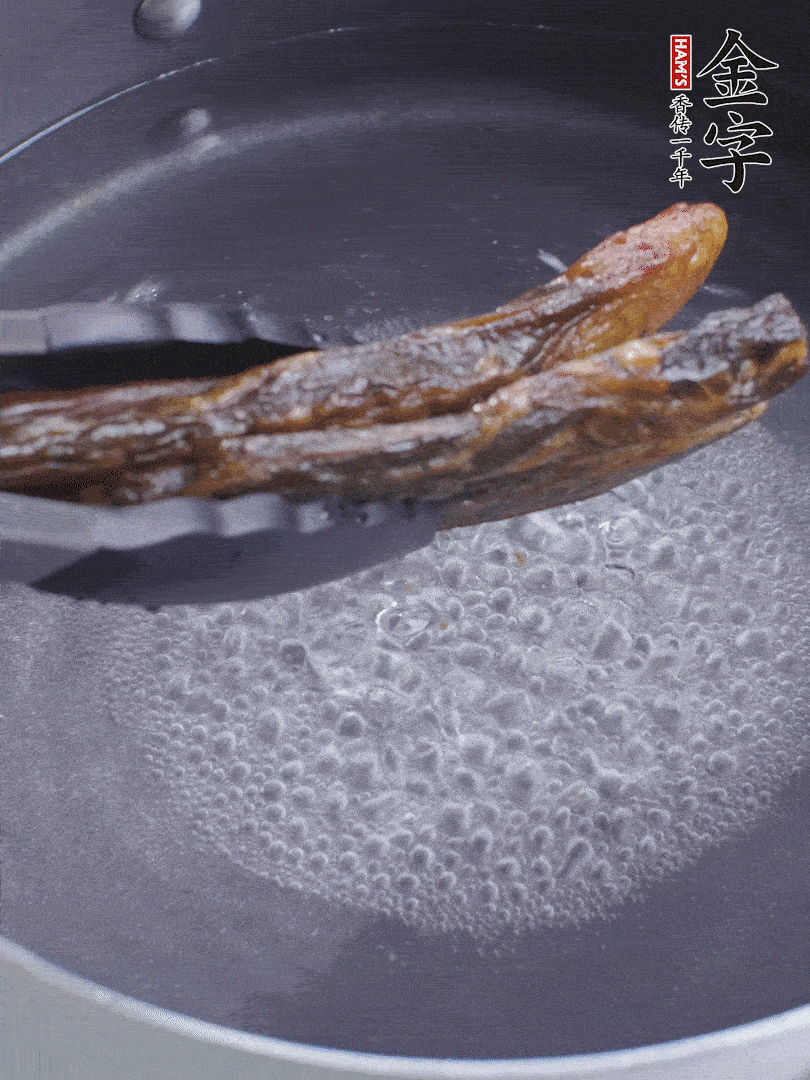 金字醬油肉水煮15分鐘，切薄片。