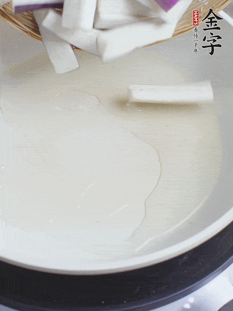 杭茄洗凈去蒂，縱向剖成4份，切成長10cm左右的段。白洋蔥切絲?？谀⑾磧羧サ舯?。紅椒切菱形片。