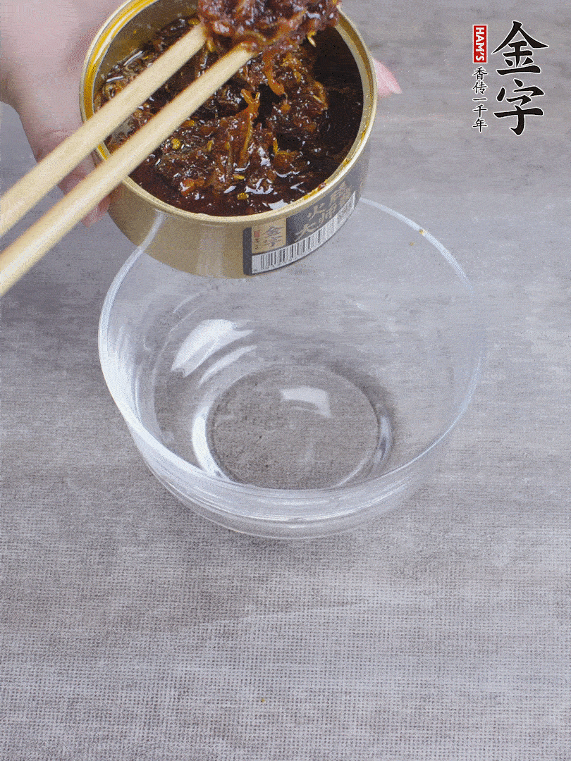 金字火腿大師醬2勺、醬油1勺、白砂糖1/2勺調(diào)勻。