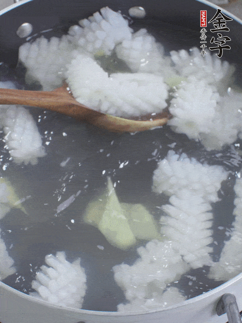 魷魚解凍后，加姜片、料酒汆燙30秒。