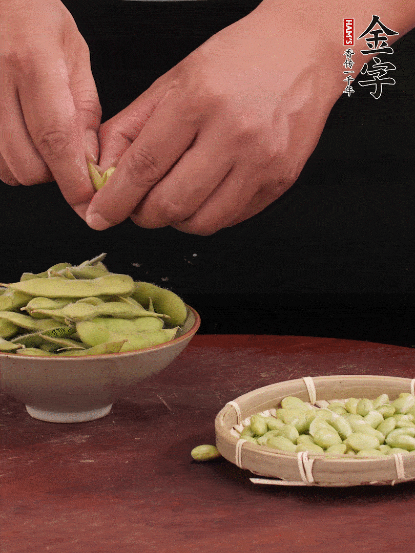 新鮮毛豆剝殼。