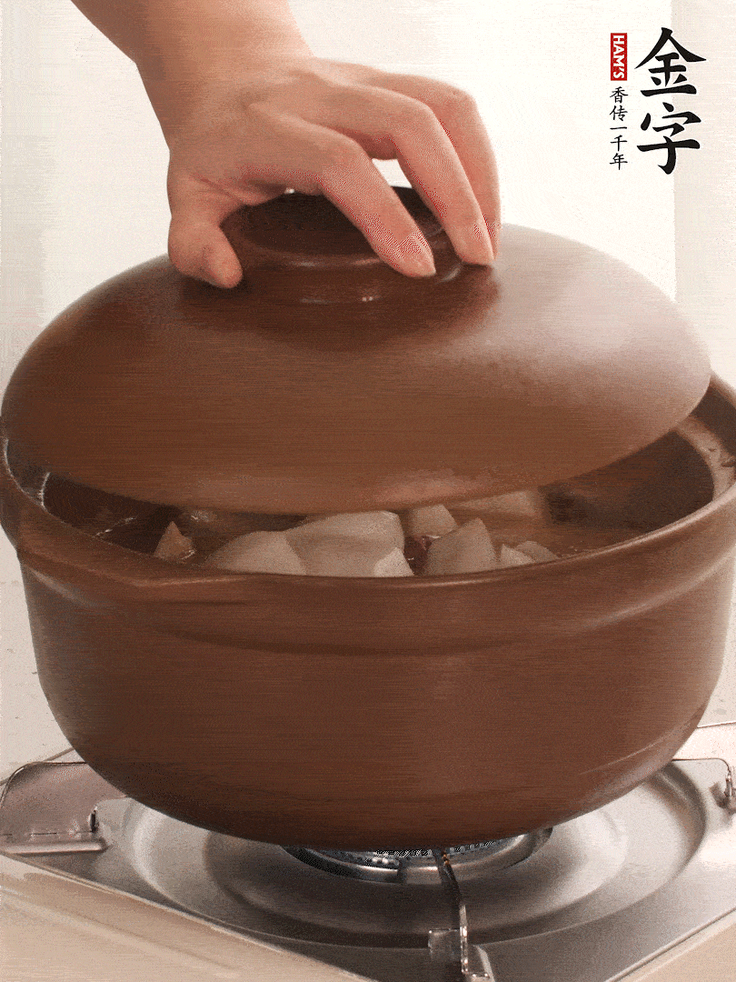 倒沒過食材的熱水，大火燒開。蓋上蓋子轉(zhuǎn)中小火，燉15-20分鐘。等蘿卜煮到喜歡的軟爛度就可以關(guān)火。