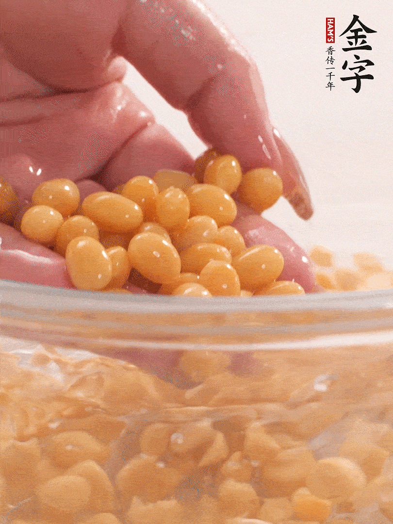 黃豆浸泡2小時，充分泡發(fā)，挑出干癟的不要。