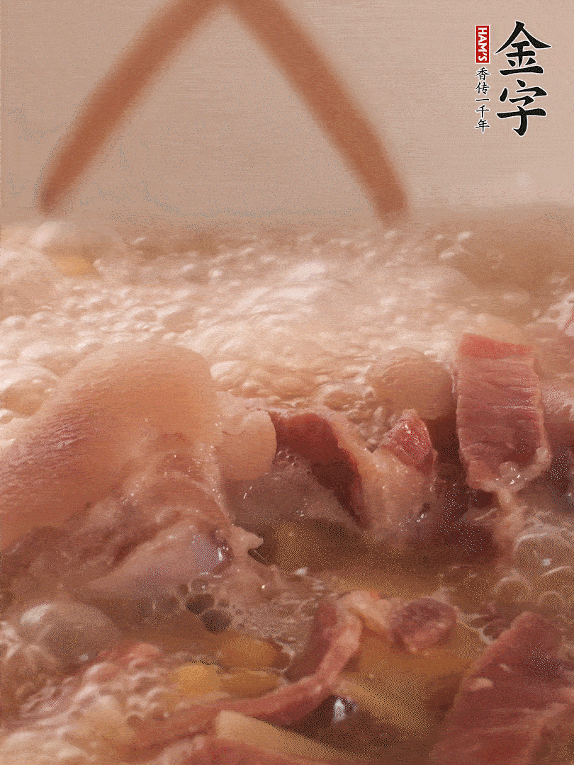 大火將水煮開后，蓋上鍋蓋，轉(zhuǎn)小火慢燉1個半小時。