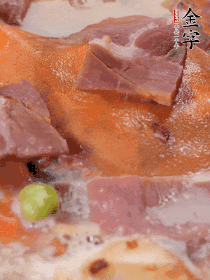 放適量料酒、清水煮到沸騰，再下蟹塊燜煮8分鐘。