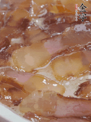 油5成熱，醬油肉煸香。