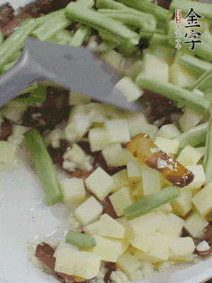 下蒜末、豆角、土豆塊翻炒。