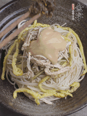 生抽1勺、醋1勺、芝麻醬1勺、金字火腿大師醬1勺。